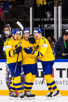 Sveriges Mikael Backlund och John Klingberg jublar med