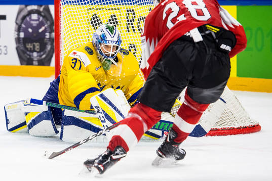 Sveriges målvakt Anders Nilsson räddar skott från