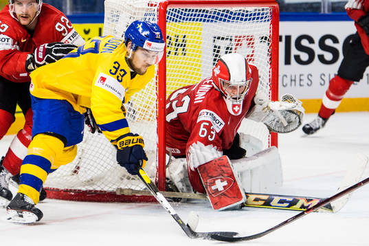 Sveriges Viktor Arvidsson oroar mot Schweiz målvakt