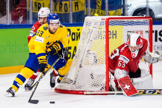 Sveriges Viktor Arvidsson oroar mot Schweiz Gaetan Haas och