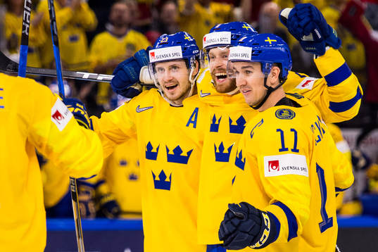 Sveriges Adam Larsson jublar med Oliver Ekman Larsson och
