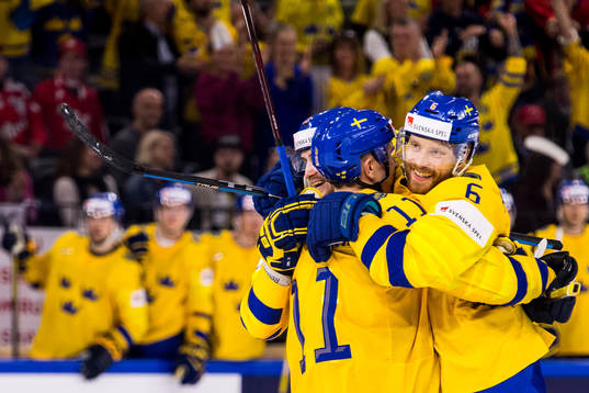 Sveriges Adam Larsson jublar med Mikael Backlund