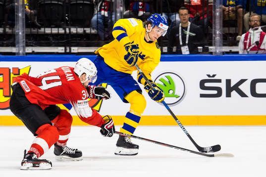 Sveriges Adrian Kempe och Schweiz Dean Kukan