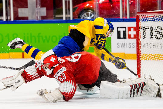 Sveriges Elias Pettersson kolliderar med Schweiz målvakt