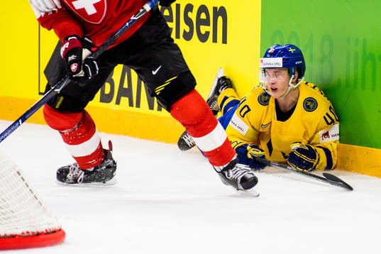 Sveriges Elias Pettersson åker in i sargen