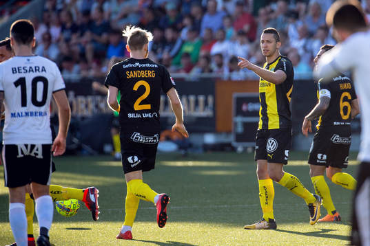 Hammarbys Nicola Djurdjic jublar med lagkamrater