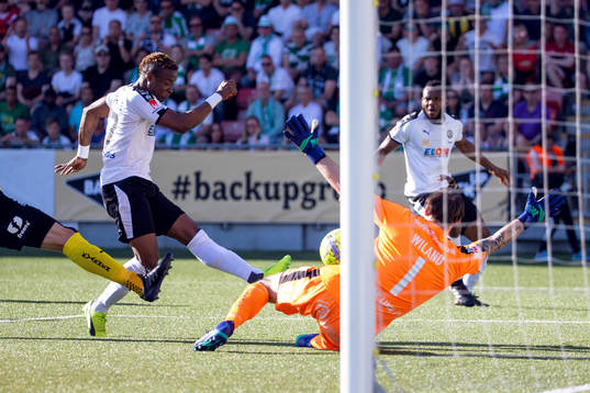 Örebros Kennedy Igboananike gör 1-0