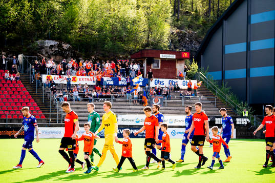 The players enter the pitch