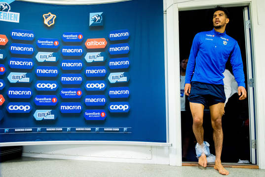 Ohi Omoijuanfo of Stabæk with an injury