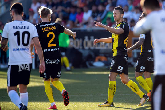 Hammarbys Nicola Djurdjic jublar med lagkamrater
