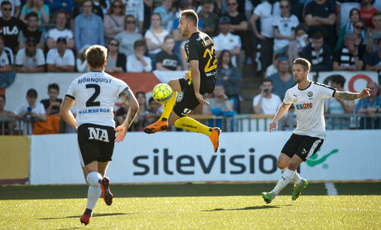 Hammarbys Muamer Tankovic och Örebros Martin Lorentzson