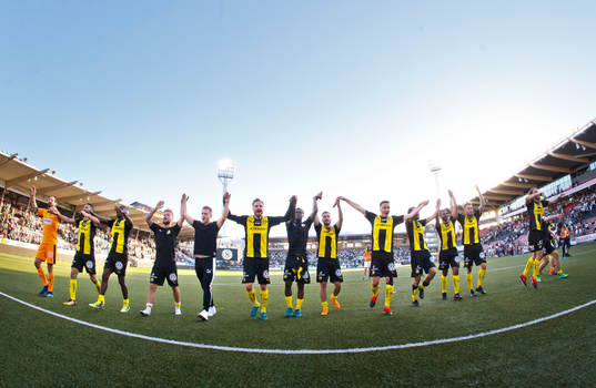 Hammarbyspelarna jublar framför fansen