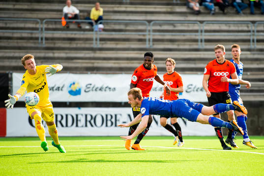Torbjørn Agdestein of Aalesund scores 1-1