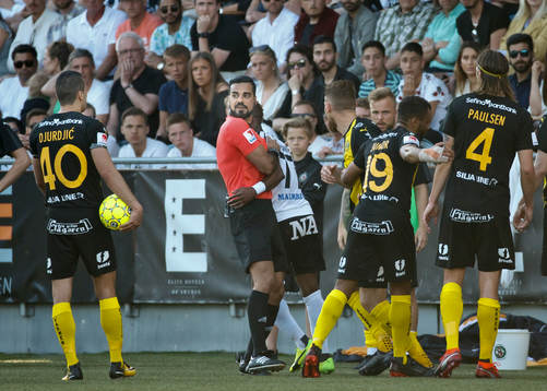Örebros Kennedy Igboananike innan han får rött kort av