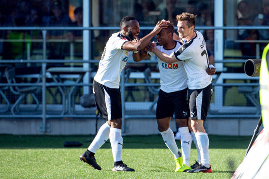 Örebros Kennedy Igboananike jublar