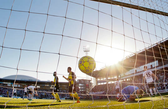 Örebros målvakt Oscar Jansson deppar vid Hammarbys Jiloan