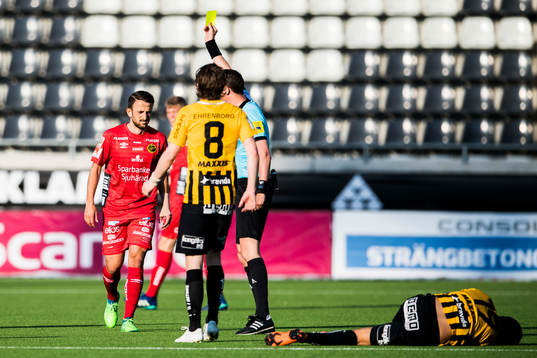Elfsborgs Robert Gojani får gult kort