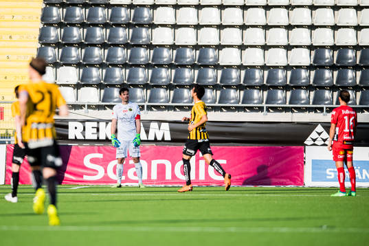 Elfsborgs målvakt Kevin Stuhr Ellegaard och Robert Gojani