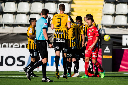 Elfsborgs Robert Gojani deppar framför Häckens spelare