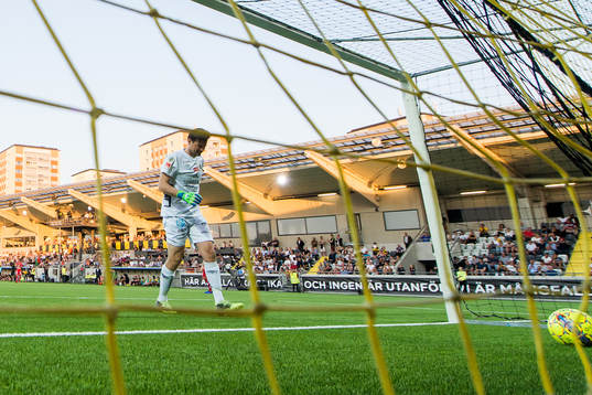 Elfsborgs målvakt Kevin Stuhr Ellegaard deppar