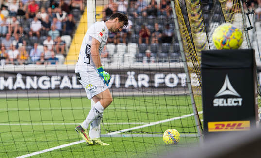 Elfsborgs målvakt Kevin Stuhr Ellegaard deppar