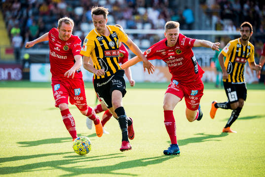 Häckens Viktor Lundberg mellan Elfsborgs Simon Lundevall