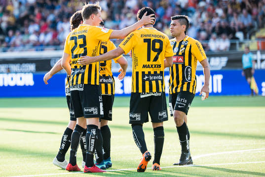 Häckens spelare jublar