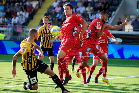 Elfsborgs Viktor Prodell och Rami Kaib täcker skott från