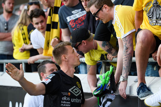 Elfsborgs målvakt David Olsson pratar med besvikna