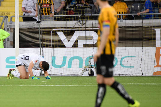 Elfsborgs målvakt Kevin Stuhr Ellegaard deppar