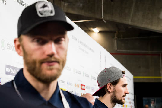 Sveriges Filip Forsberg och i förgrunden Mattias Ekholm