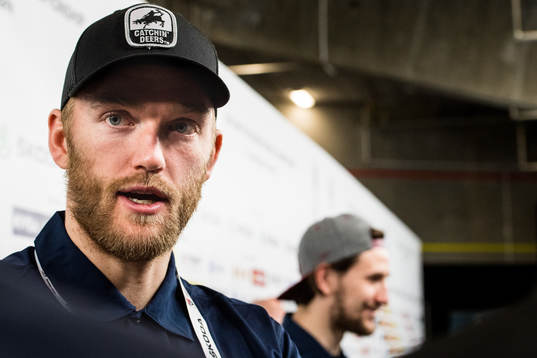 Sveriges Mattias Ekholm och i bakgrunden Filip Forsberg