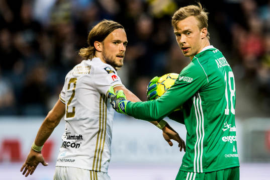 Östersunds Tom Pettersson och målvakt Andreas Andersson