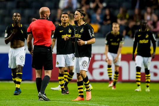 s Kristoffer Olsson i samtal med domaren