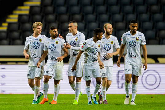 Östersunds Saman Ghoddos jublar