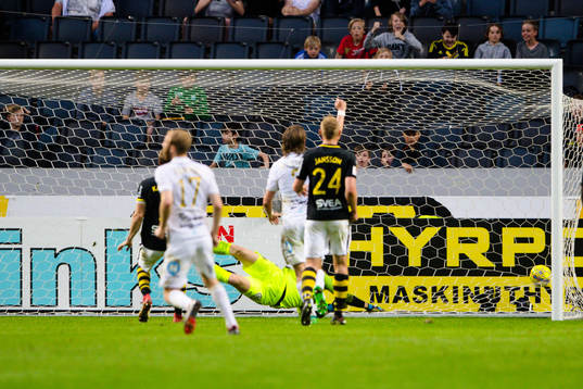 Östersunds Saman Ghoddos, ej i bild, gör 1-1