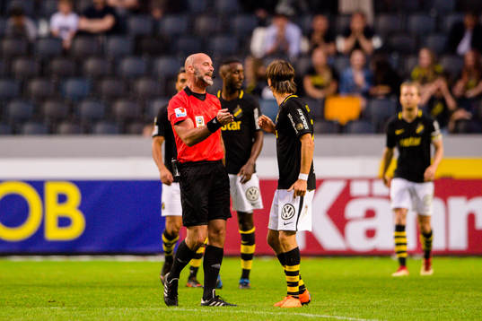 s Kristoffer Olsson i samtal med domare Stefan Johannesson
