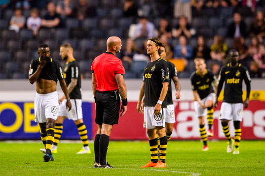 s Kristoffer Olsson i samtal med domare Stefan Johannesson