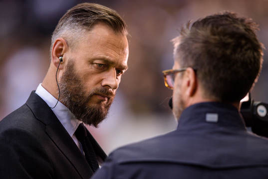 Fotbollskanalens Olof Lundh före  fotbollsmatchen i