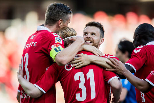 Kalmars Nils Fröling jublar med Viktor Elm och Måns