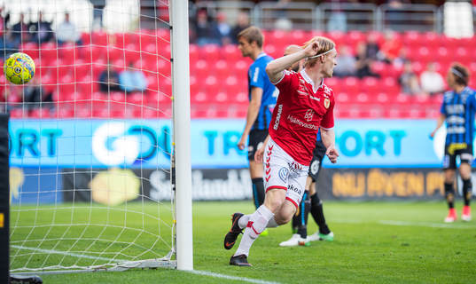 Kalmars Nils Fröling  jublar