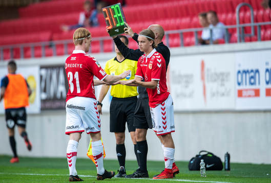 Kalmars Nils Fröling  byts ut och Isak Magnusson kommer in