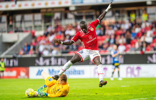 Kalmars Papa Alioune Diouf och Sirius målvakt Joakim Wullf