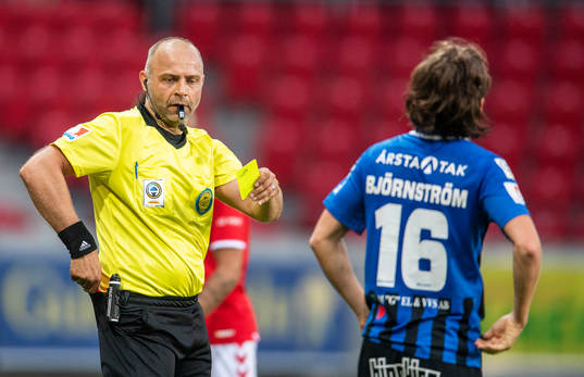 Domaren Robert Daradic ger Sirius Axel Björnström sitt