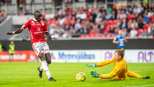 Kalmars Papa Alioune Diouf och Sirius målvakt Joakim Wullf