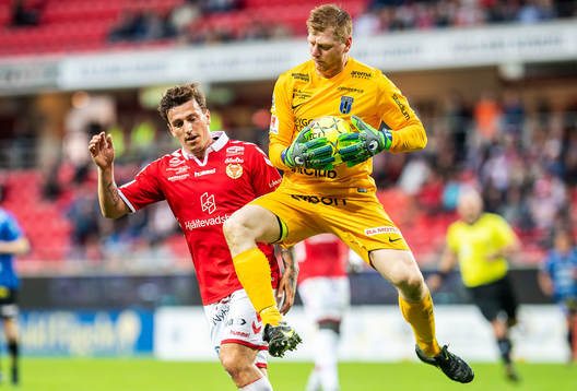 Kalmars Erton Fejzullahu och Sirius målvakt Joakim Wullf
