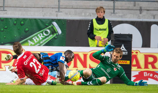 Kalmars målvakt Lucas Hägg-Johansson och Viktor Elm samt
