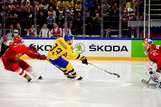 Sveriges Viktor Arvidsson kommer fri mot Rysslands målvakt