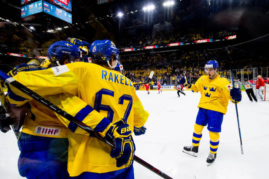 Sveriges Adrian Kempe jublar med lagkamrater