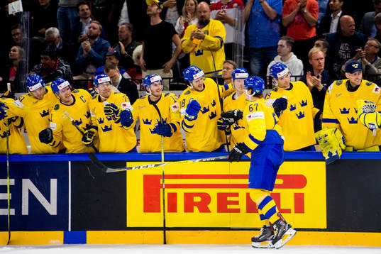 Sveriges Rickard Rakell jublar med lagkamrater